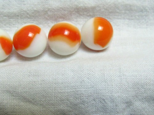 Lotto 5 biglie vintage arancio e bianco latte scorie vortice Popeye - Foto 3 di 4