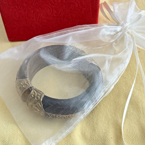 Pulsera de bisagra de alfiler grueso de colección acabado acrílico marrón con detalles de latón - Imagen 6 de 7