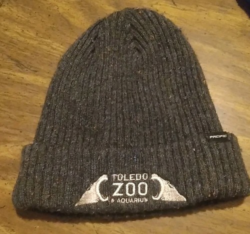Sombrero tejido de invierno gris moteado rojo marca Pacific Toledo zoológico y acuario  - Imagen 1 de 3