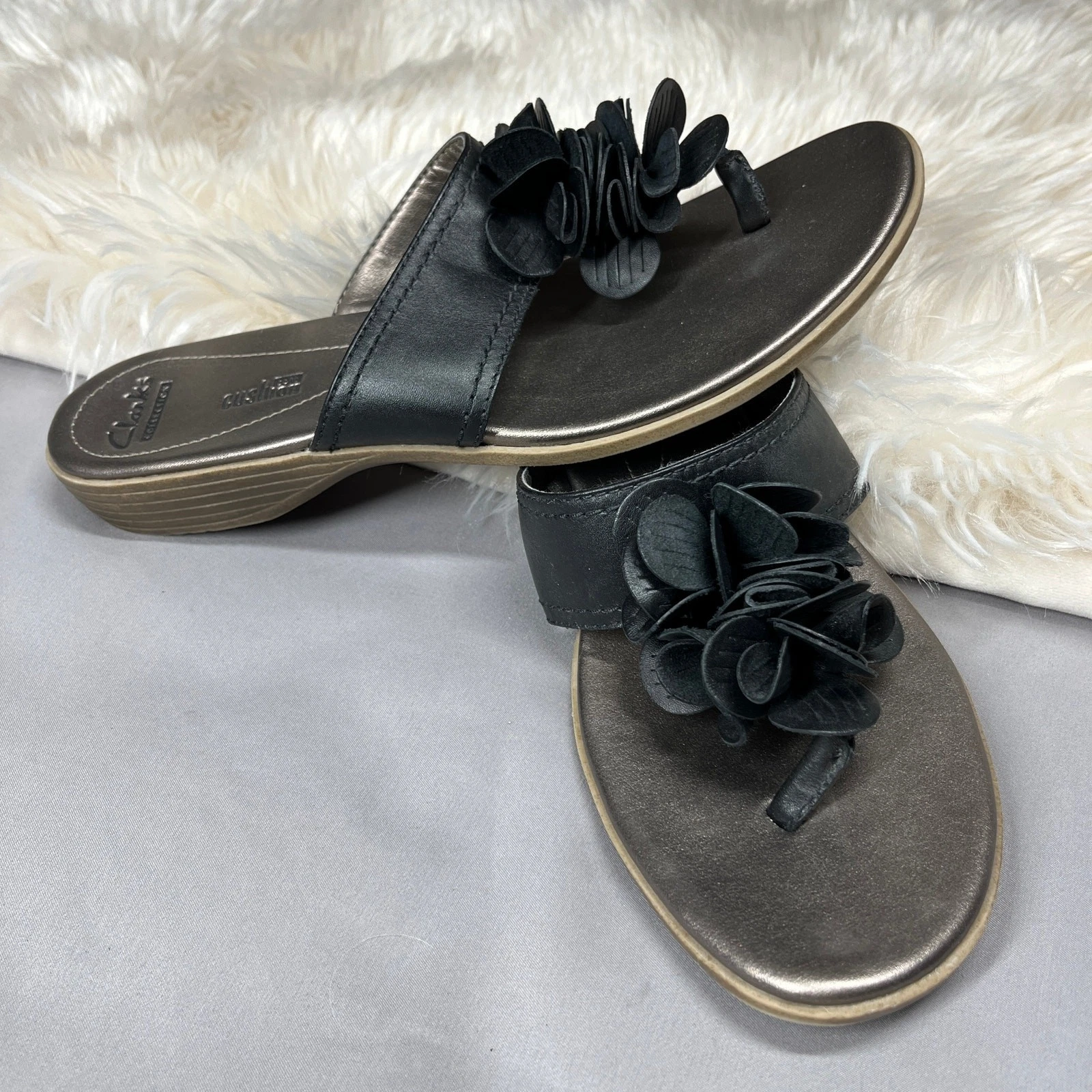 Sandali Clarks donna taglia 10M neri perizoma slip on suola pieghevole tomaia pelle