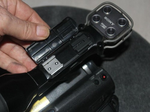 Sony NEX-VG20H Interchangeable Lens E-MOUNT HD Video TESTED WORKING Body Only B - Picture 3 of 16