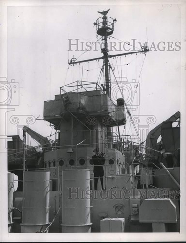 Pressefoto Leutnant James Goun von 1947 auf Brücke des Schiffes LST 1069 - TUB23350 - Bild 1 von 2