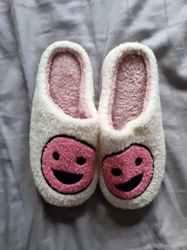 White and pink smiley face slippers Size UK 6-7 - Picture 2 of 4