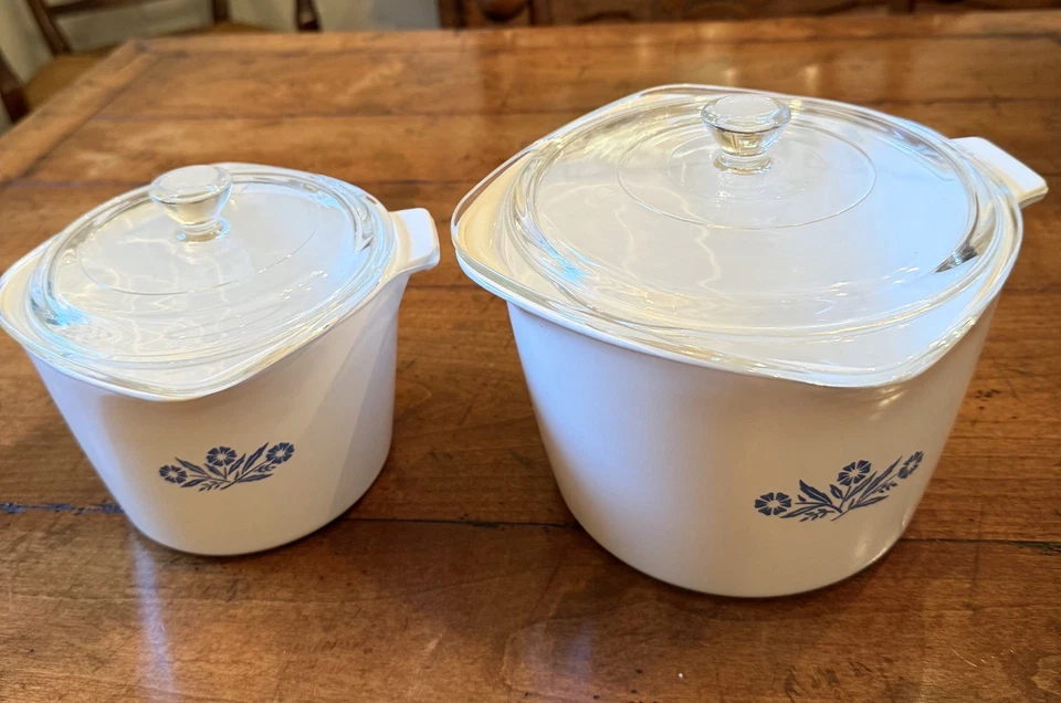RARO Juego de 2 Salseras Corning War Cornflower 2 qt y 4 qt con Tapas. Estados Unidos. Foto 2 de 4