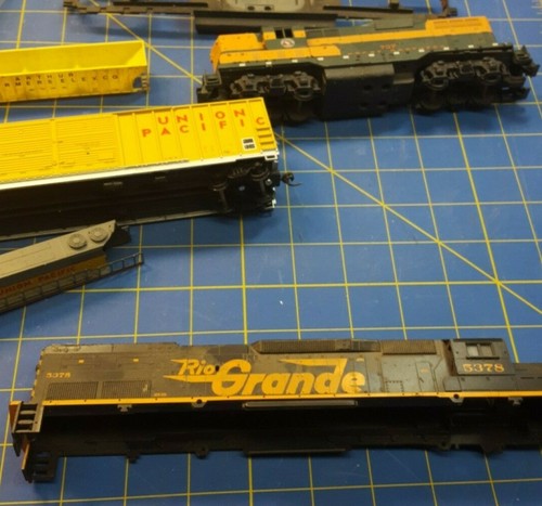 Konvolut 11 Züge verschiedene Teile. FÜR TEILE ODER REPARATUR. UNVOLLSTÄNDIG DEFEKT. - Bild 3 von 12