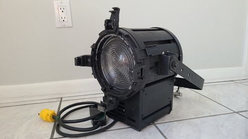 ALTMAN 2K (2000 WATT) FOCUSING FRESNEL w/ AC ADAPTER, BARN DOORS, YOKE, SPIGOT - Picture 2 of 13