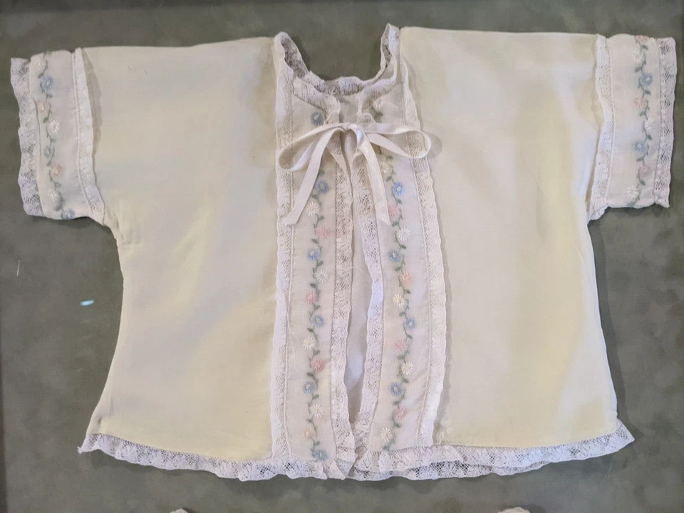 Beautiful Wooden Shadowbox, a pair of Crochet Baby Booties & Yellow Shirt Foto 2 de 4