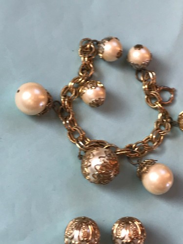 Vintage Demi  Goldtone Charm Bracelet w Large Faux Cream Pearls w Goldtone Endca - Picture 8 of 9