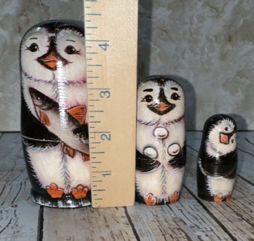 Juego De Colección 3 Piezas Muñeca Anidación Matrioska Pingüino Familia Sosteniendo Peces Bola de Nieve Madera - Imagen 4 de 12