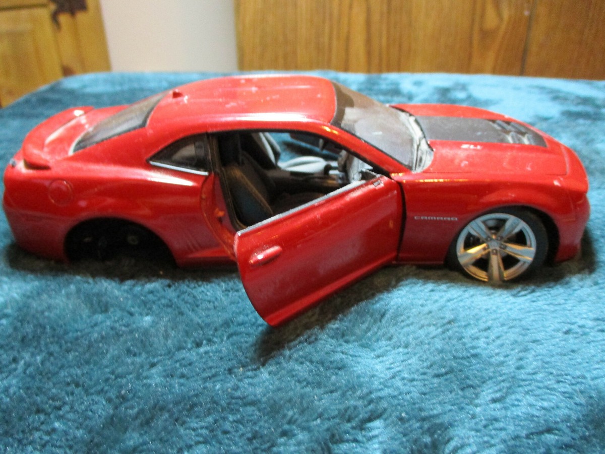 Chevrolet 1/24スケールモデル レッド Majorette 1/24 Red Chevrolet Corvette Coupe & Revell Black