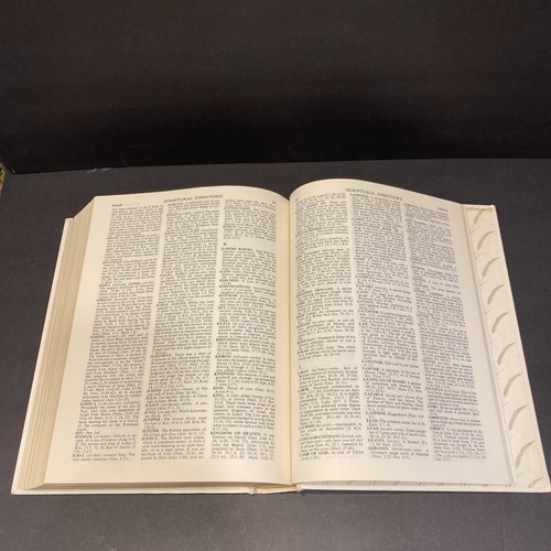 Vtg Holy Bible Large Family Size 1960’s Color Pictures & Scripture Dictionary - Picture 11 of 14