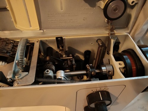 Bernina 830 Record Sewing Machine - Picture 17 of 21