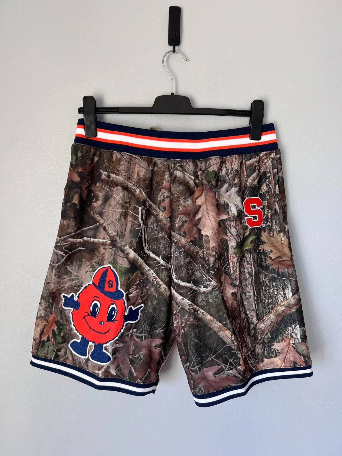 Short Supreme x Mitchell & Ness NCAA Syracuse   Taille Medium   Camouflage   NEUF