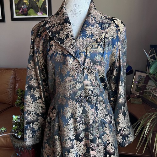 Vintage Gold Brocade Asian Toile Opera Robe Jacket Coat Frog Buttons Size M READ - Picture 2 of 17
