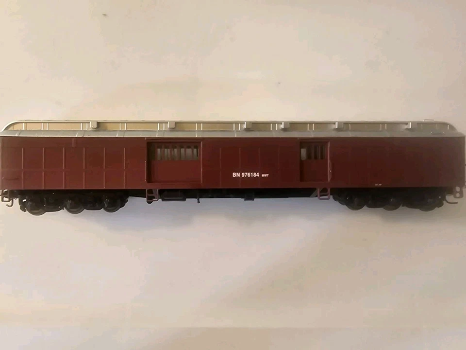 WALTHERS HO 932-10528 BN MAINTENANCE OF WAY HWT BAGGAGE CAR - Image 3 of 4