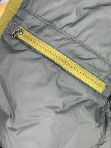 Chaqueta Mountain Hardwear con cuello de plumón verde para dama pequeña - Imagen 15 de 17