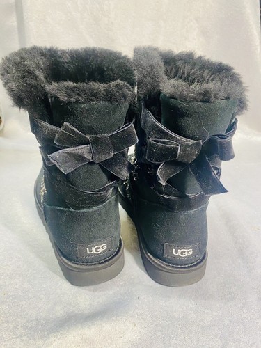 HERVORRAGEND UGG Australia Damen klassische Galaxy Bling Stiefel schwarz 1103798 Schleife Größe 9 - Bild 2 von 9