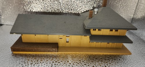 5 N Gauge Buildings, Crossing Gates, Cars, Signs. Pola, AHM, Bachmann. Some new. - Picture 14 of 15