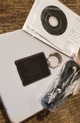 Sharper Image Ultra Slim 1.4" Digital Picture Keychain - Picture 3 of 4
