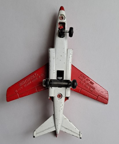 ALPHA-JET Düsenjäger Jagdbomber 2-strahlig rot/weiß Matchbox 11 cm lang - Bild 3 von 5