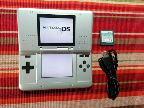 Nintendo DS silber, incl. Ladekabel + Brain Training