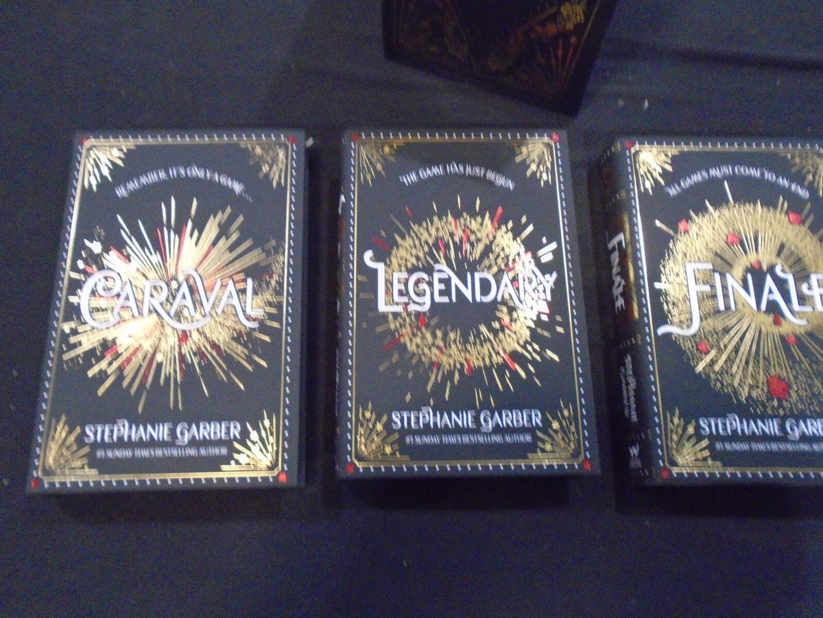 CARAVAL SERIES ステファニー・ガーバー著 Amazon.com: Caraval Paperback Boxed Set: Caraval, Legendary