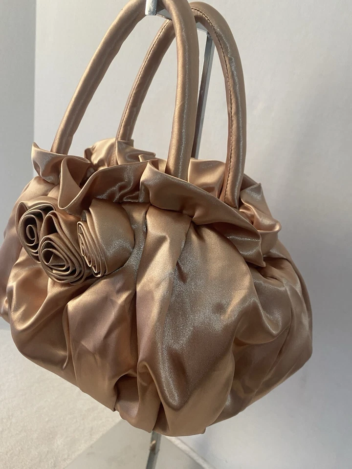 Bolso de mano vintage de satén dorado de los años 90 Bolso de mano suave hinchado floral Bolso de noche pequeño Foto 4 de 4