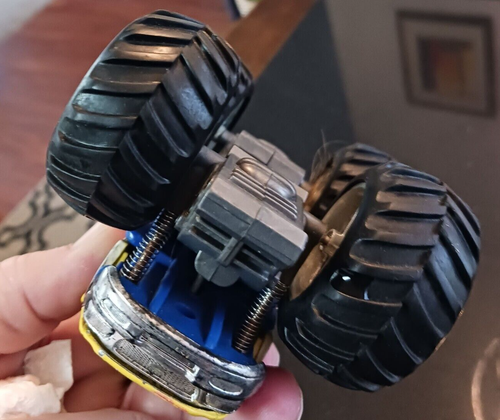 1:32 Scale Diecast Monster Truck Warrior Yellow - Picture 4 of 5