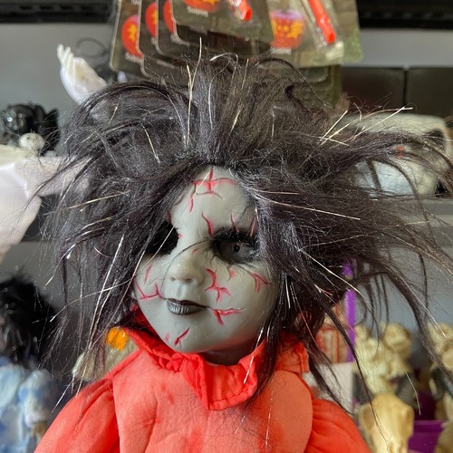 Animated 11" Walking Creepy Haunted Possessed Doll Red - Halloween 2023 - Foto 2 di 6