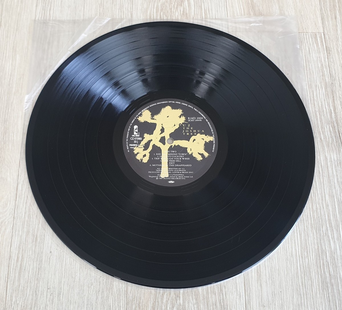 U2 – The Joshua Tree・1987 Japan LP U2 The Joshua Tree LP 1987 Original Japan Island R28D-2066 w