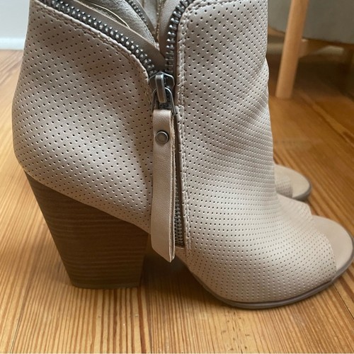 Dolce Vida faux leather beige heeled peep toe bootie SIZE 8.5 - Picture 8 of 8