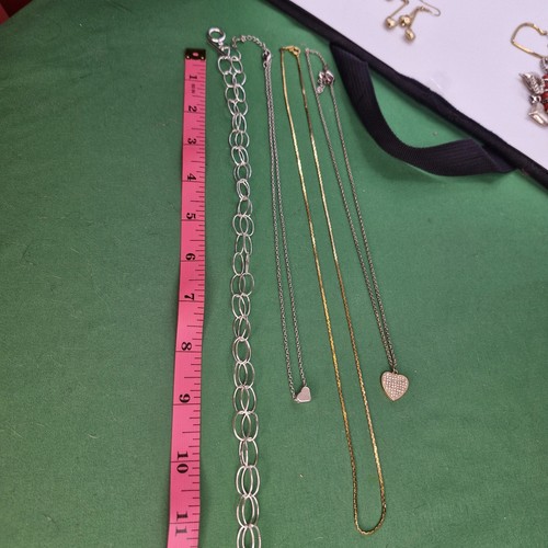 Herz Schmuck Konvolut 12 - Halsketten, Armbänder, Ohrringe, Brosche gold & silberfarben - Bild 23 von 24