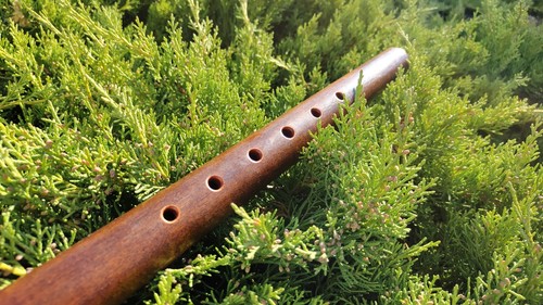 PERMANENTE Flauta Druida Estilo Nativo Americano - Llave de E - Sonido CLARO / Silbato - Imagen 4 de 7