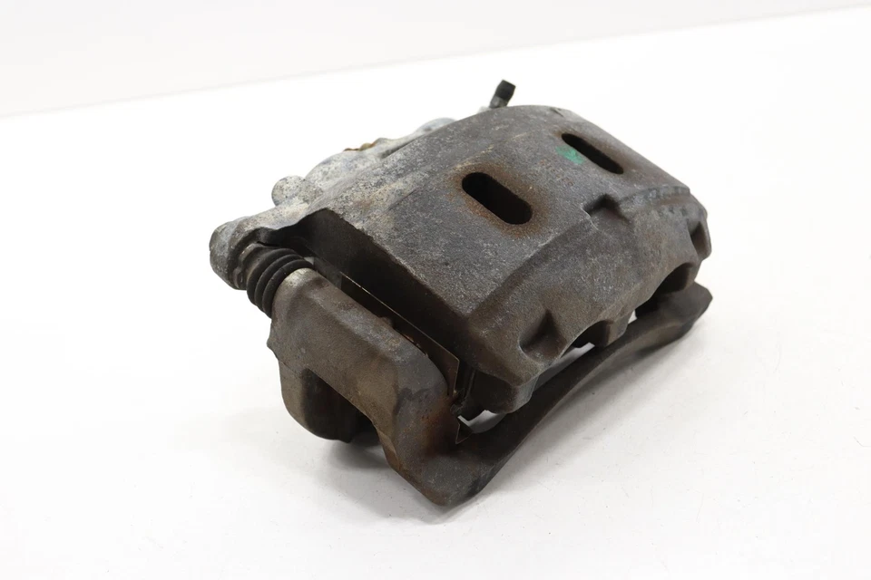 Pinza de freno de disco del lado del pasajero delantero derecho Nissan Armada 2018-2024 OEM Foto 2 de 4