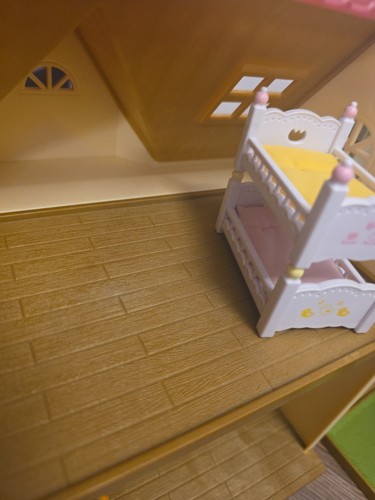 Sylvanian Families Beechwood Hall Bundle Inc muebles, cabaña de troncos y casa de campo - Imagen 4 de 21