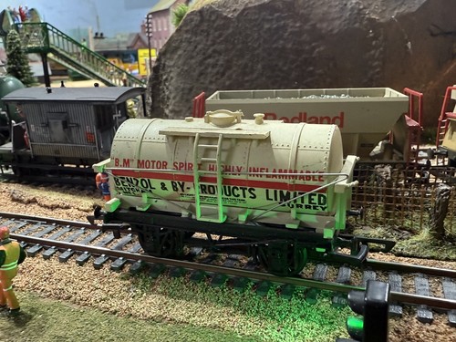 Mainline OO Gauge 37177- Tank Wagon No.1 'Benzol & By-Products Limited' Surrey - Picture 2 of 3