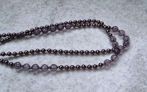 Beautiful long vintage glass and plastic necklace, violet - Picture 3 of 5