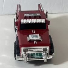Hess T0616 1:32 2020 Rescue Truck For Ambulance Lights Up Electric Toy Ute Red