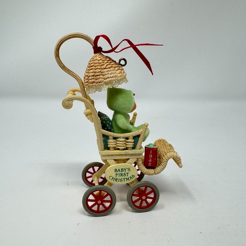 Passeggino carrozza primo Natale Hallmark Baby 1985 vintage ricordo ornamento IOB - Foto 7 di 12