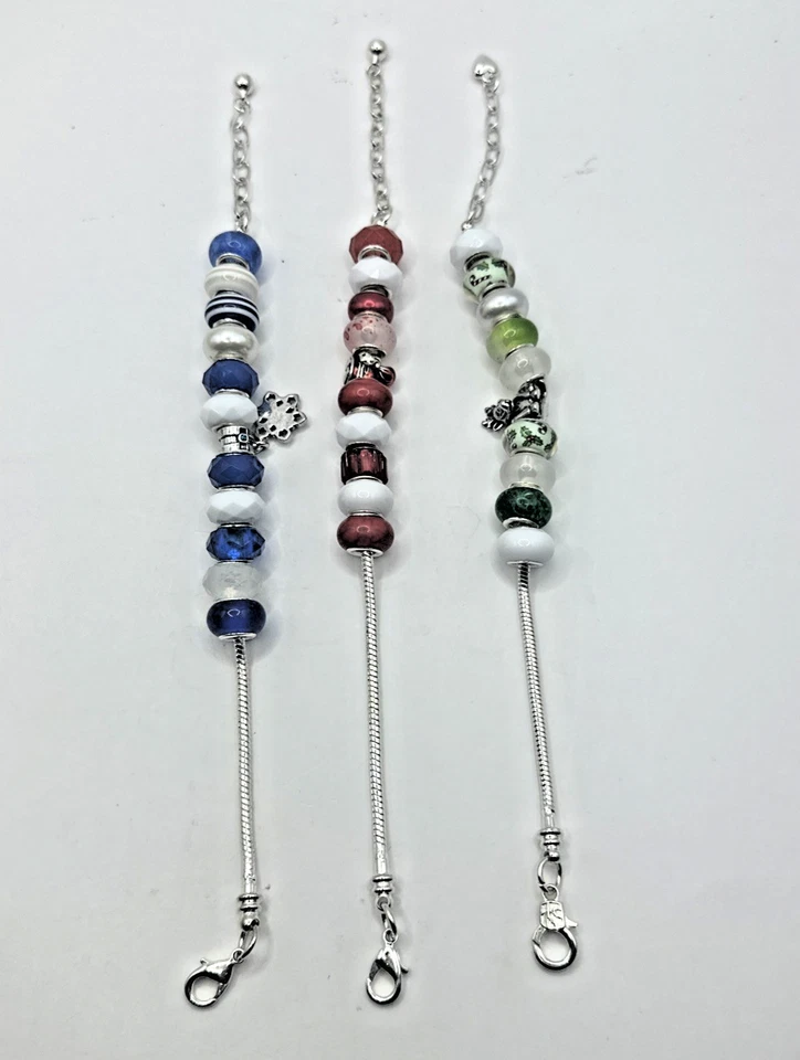 Lote de 3 pulseras con cuentas broches de langosta en tono plateado; azul, rojo y verde Foto 4 de 4