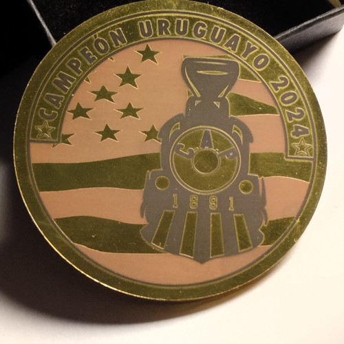 C.A. PEÑAROL CAMPEÓN URUGUAYO 2024 MEDALLA DORADA SIN USAR, EN CAJA MEDALLA CONMEMORATIVA FÚTBOL - Imagen 11 de 13