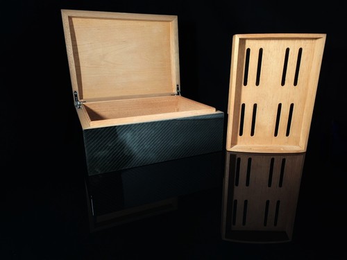 Humidor de fibra de carbono Perdomo medidas 13" L x 10" W x 5,5" H - Imagen 4 de 17