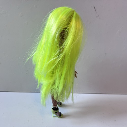 Muñeca de moda Rainbow High Cheer Karma Nichols (verde neón) - MGA - Imagen 8 de 8