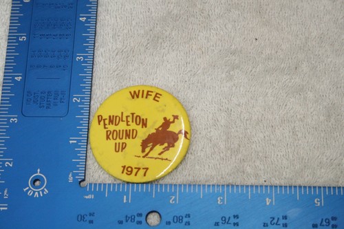 Pendleton Vintage 2-3/8" Diámetro 1977 Redondeado "ESPOSA" Pinback Botón - Imagen 2 de 3