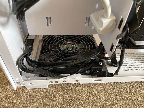 Lian Li - Q58 Mini-ITX PCIe 4.0, White PC Case - Picture 10 of 13
