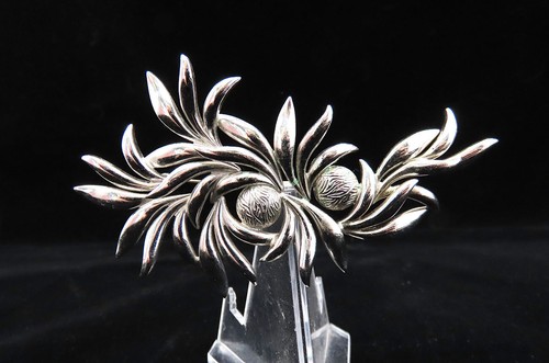1960s VINTAGE LARGE HEAVY MONET SILVER TONE FLORAL BROOCH - Picture 2 of 6