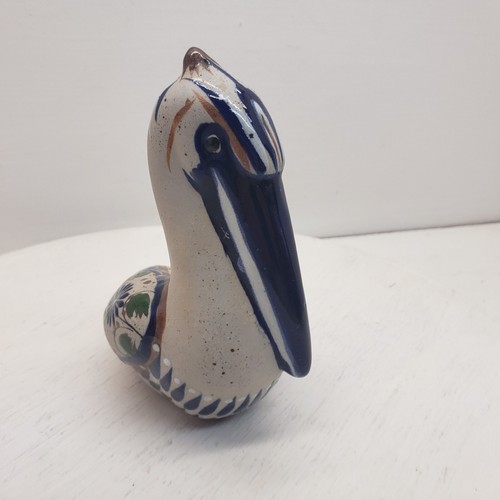 Estatuilla de pelícano de cerámica de gres hecha a mano con acentos azul cobalto México - Imagen 5 de 6