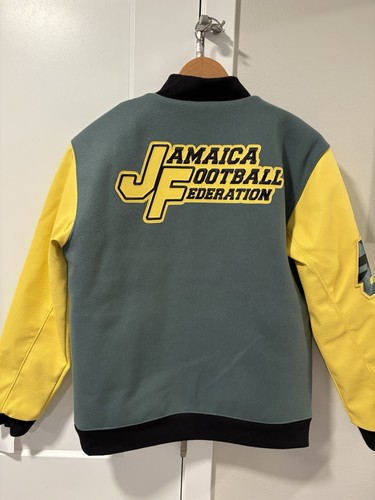 Chaqueta Universitaria Adidas Originales Federación de Fútbol de Jamaica para Hombre XS JE5329 NUEVA CON ETIQUETAS - Imagen 2 de 6