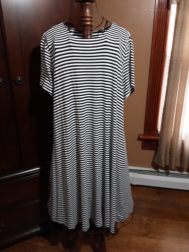 Size XL Old Navy Short Sleeve Stretch A-line Dress Black & White Stripes L = 40"