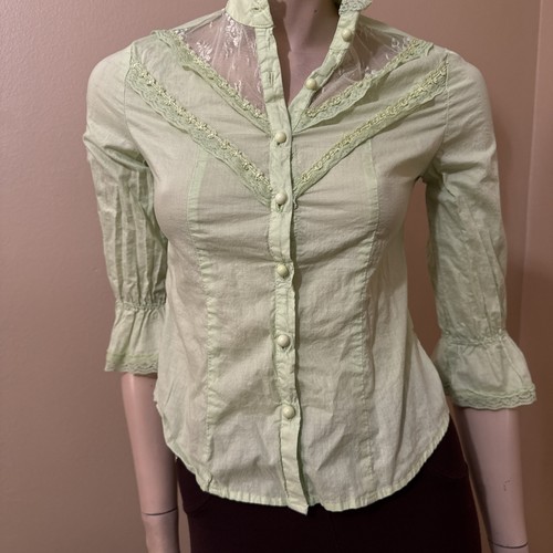 Damen grün Baumwolle lässig schmal transparent Spitze Plissee Größe M Knopfleiste Bluse Top - Bild 1 von 22